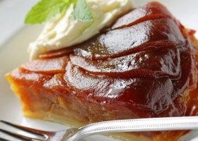 طريقة عمل كيكة التفاح المقلوبة بالكراميل