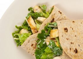 طريقة عمل لفائف الدجاج بصلصة السيزر