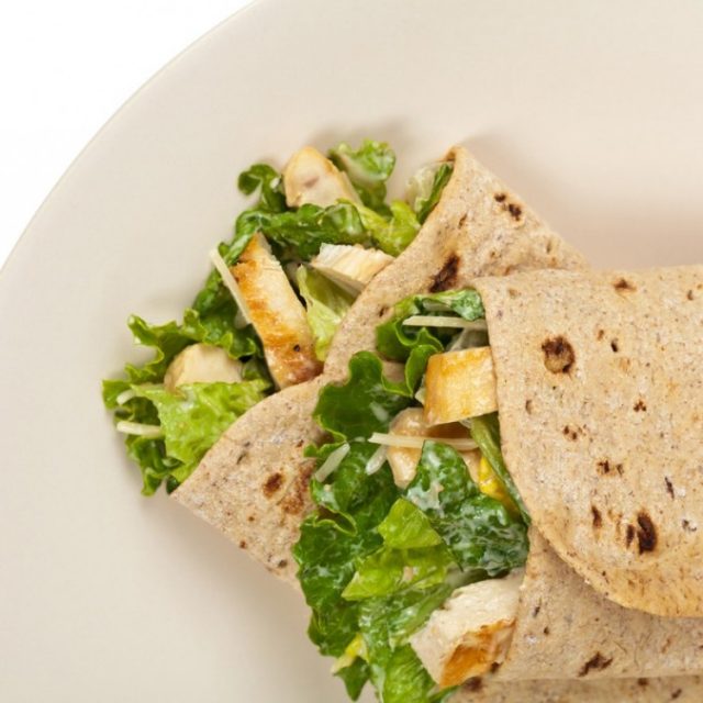 طريقة عمل لفائف الدجاج بصلصة السيزر