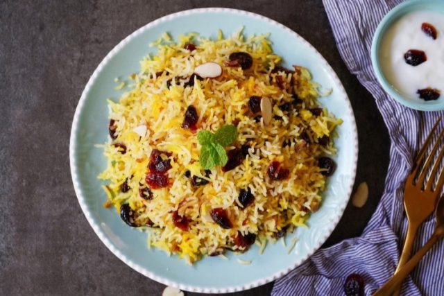 طريقة عمل الأرز بالزبيب والزعفران