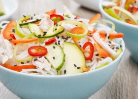 طريقة عمل سلطة النودلز بالخضار