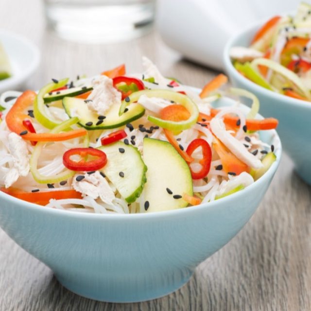 طريقة عمل سلطة النودلز بالخضار