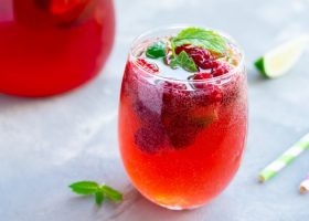 طريقة عمل الليموناضة بالتوت الأحمر