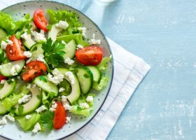 طريقة عمل سلطة الأفوكادو بالخضار والجبن