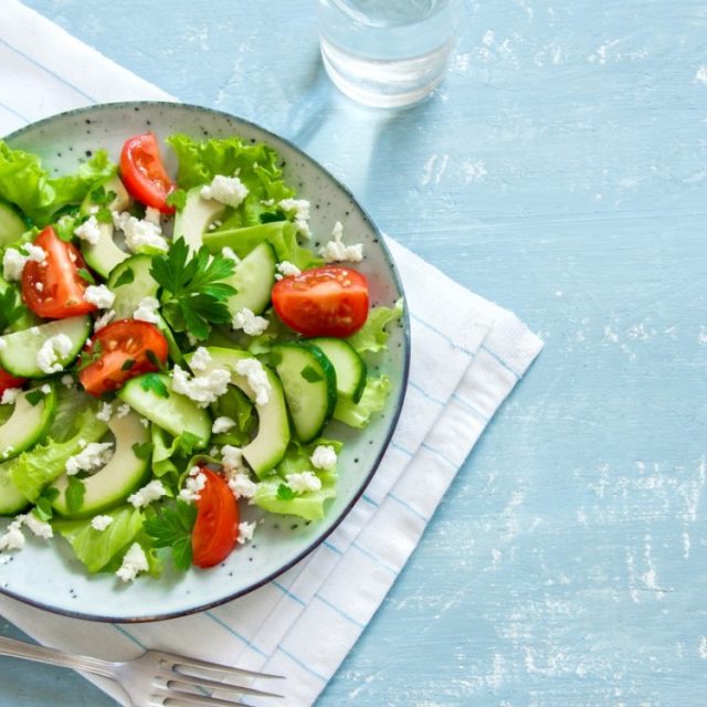 طريقة عمل سلطة الأفوكادو بالخضار والجبن