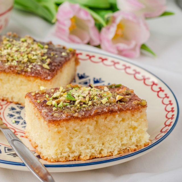 طريقة عمل كيك بسبوسة بالليمون