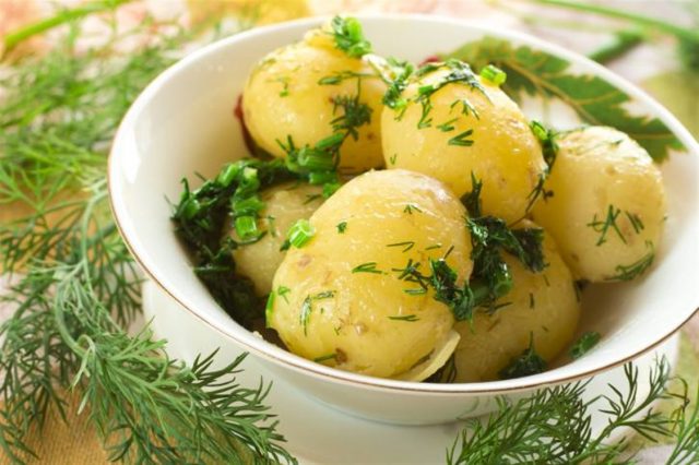 طريقة عمل سلطة بطاطس مسلوقة