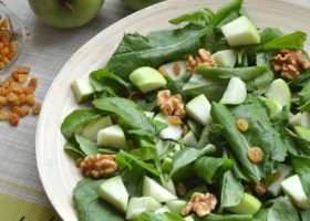 طريقة عمل سلطة الجرجير بالتفاح