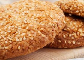 طريقة عمل بسكويت السمسم بدقيق اللوز