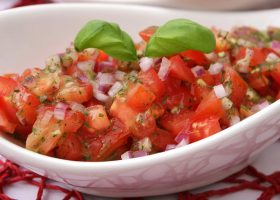 طريقة عمل سلطة الطماطم الحارة