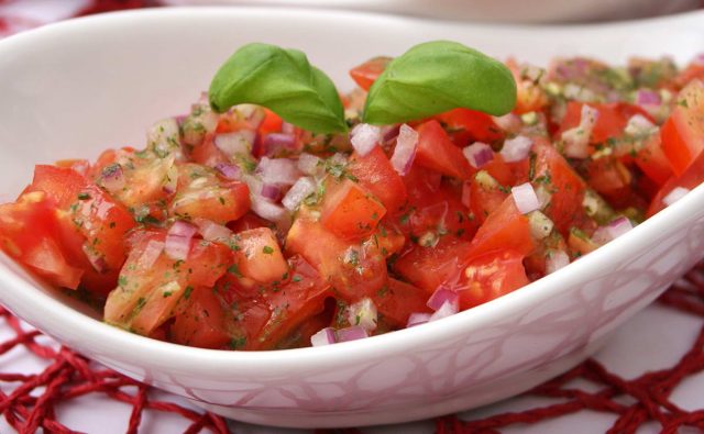 طريقة عمل سلطة الطماطم الحارة