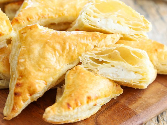 طريقة عمل فطائر البف باستري بجبن الفيتا