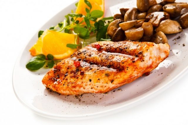 طريقة عمل دجاج مشوي بالفرن مع الفطر والتتبيلة