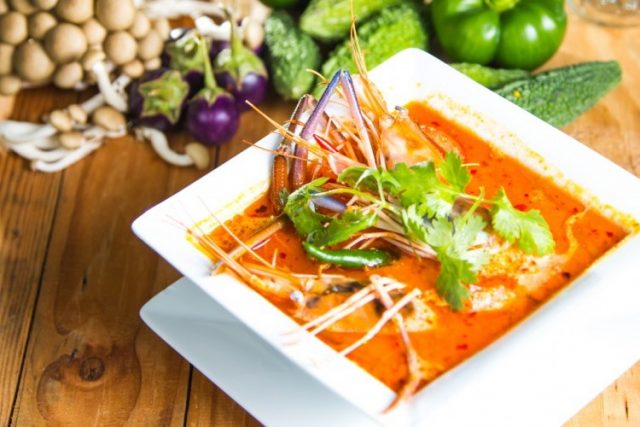 طريقة عمل شوربة توم يم التايلاندية