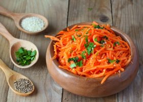 طريقة عمل سلطة الجزر بالزبيب