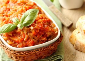 طريقة عمل متبل باذنجان بالطماطم