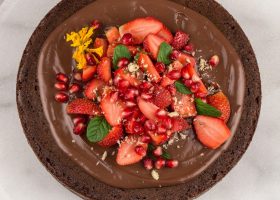 طريقة عمل كعكة الشوكولاتة والفواكه