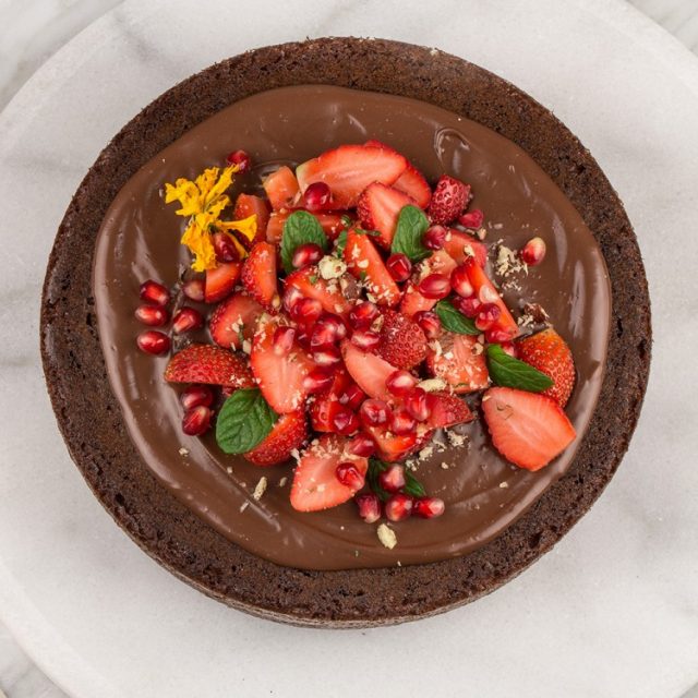 طريقة عمل كعكة الشوكولاتة والفواكه