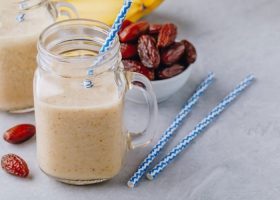 طريقة عمل ميلك شيك الحليب والتمر