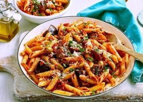 طريقة عمل مكرونة بالباذنجان والصلصة