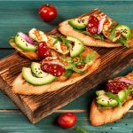 طريقة عمل بروشكيتا بجبن الحلوم والخضار