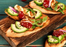 طريقة عمل بروشكيتا بجبن الحلوم والخضار