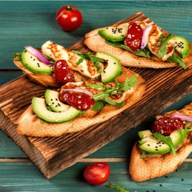 طريقة عمل بروشكيتا بجبن الحلوم والخضار