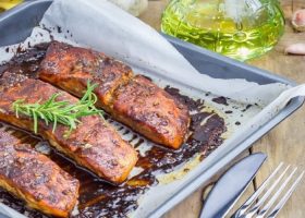 طريقة عمل فيليه السلمون بصلصة العسل