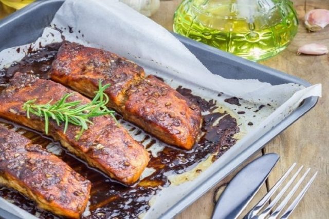 طريقة عمل فيليه السلمون بصلصة العسل