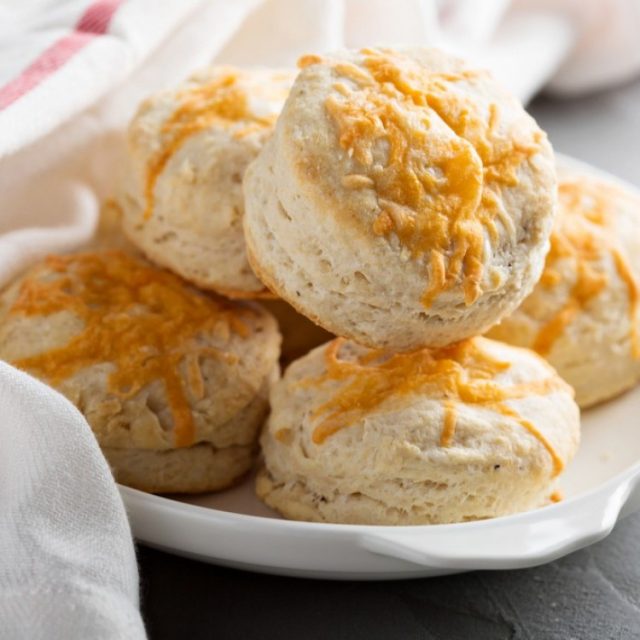 طريقة عمل كرات جبن الشيدر والروزماري