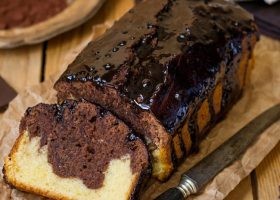 طريقة عمل ماربل كيك بصلصة الشوكولاتة