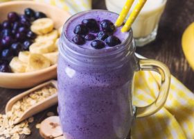 طريقة عمل سموذي الموز مع البلوبيري والشوفان