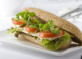 طريقة عمل ساندوتش جبن الحلوم مع الجرجير