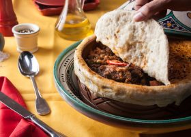 طريقة عمل طاجن اللحم بالعجين