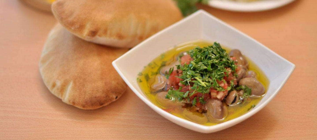 طريقة عمل فول مدمس بالطحينية