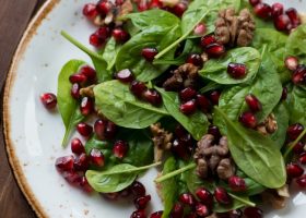 طريقة عمل سلطة السبانخ بالرمان