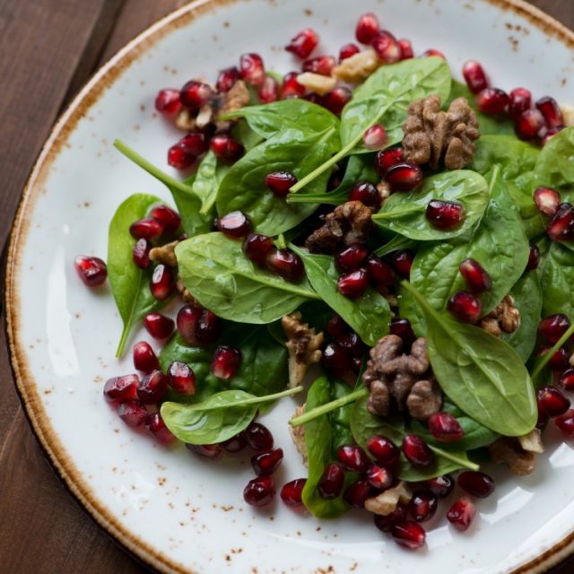 طريقة عمل سلطة السبانخ بالرمان