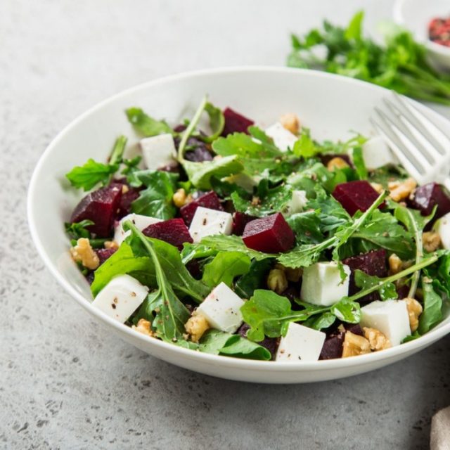 طريقة عمل سلطة الشمندر بالجرجير