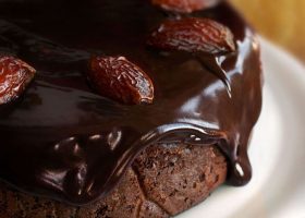 طريقة عمل كيك التمر بالشوكولاتة