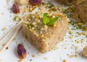 طريقة عمل حلى السميد بالفستق الحلبي