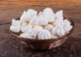 طريقة عمل حلى المارينج بأربع مكونات