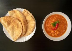 طريقة عمل فول مدمس بصلصة الدقوس الحارة