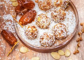 طريقة عمل كرات التمر بجوز الهند