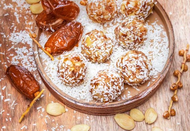 طريقة عمل كرات التمر بجوز الهند