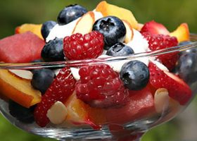 طريقة عمل سلطة الفواكة بالقشطة