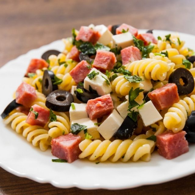 طريقة عمل سلطة البيتزا الإيطالية