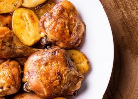 طريقة عمل صينية الدجاج بالبطاطس والثوم والليمون