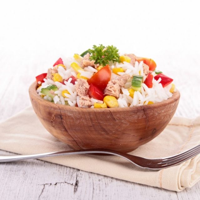 طريقة عمل سلطة الأرز بالتونة والخضار