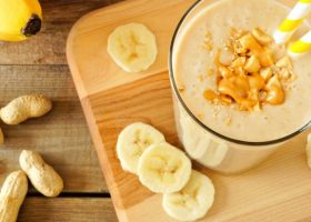 طريقة عمل سموذي الموز بزبدة الفول السوداني