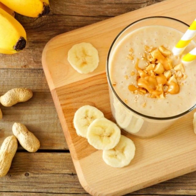 طريقة عمل سموذي الموز بزبدة الفول السوداني